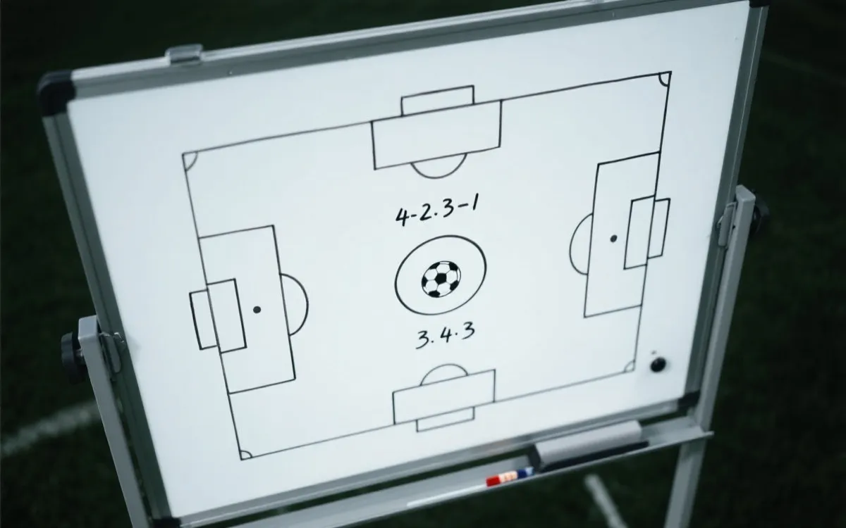 战术板上的心脏：2026世界杯“组织型中场”在4-3-3、4-2-3-1、3-4-3里的选择与设计意图
